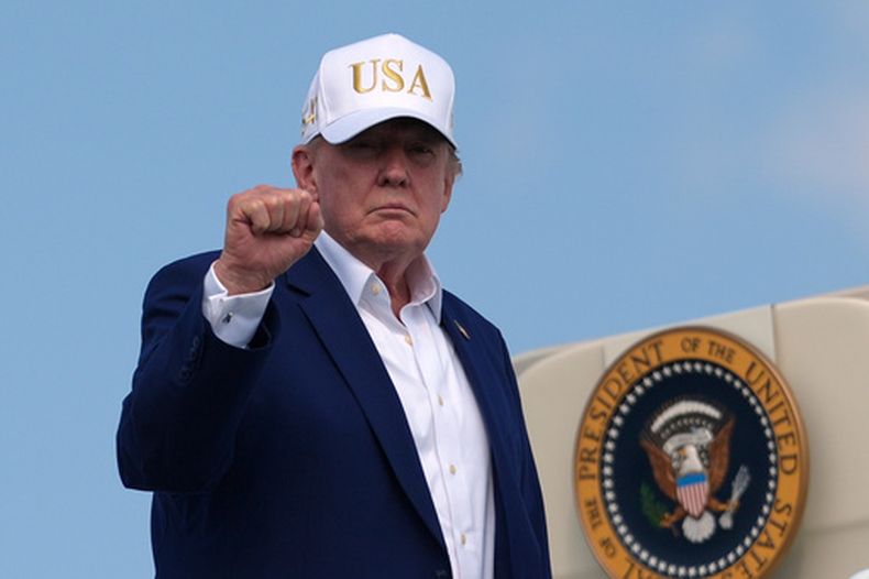 El presidente estadounidense Donald Trump aborda el avión presidencial, el domingo 9 de agosto de 2026, en Morristown, Nueva Jersey. (AP Foto/Julia Demaree Nikhinson)