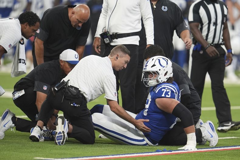Blake Freeland, de los Colts de Indianápolis, recibe atención en el partido de pretemporada ante los Packers de Green Bay, el sábado 16 de agosto de 2025 (AP Foto/Michael Conroy)