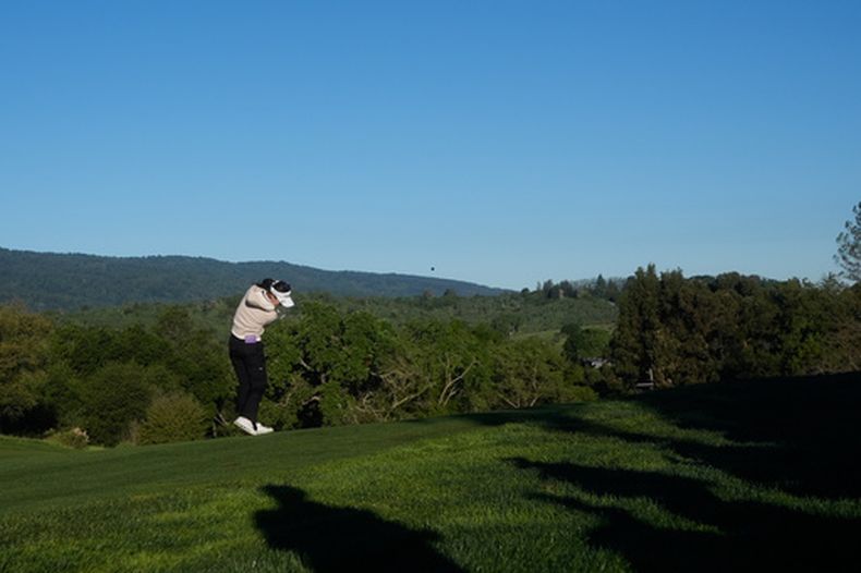 La neozelandesa Lydia Ko golpea desde la calle (fairway) del hoyo 11 durante la primera ronda del torneo de golf de la LPGA, el Fortinet Founders Cup, el jueves 19 de marzo de 2026, en Menlo Park, California. (Foto AP/Jeff Chiu)