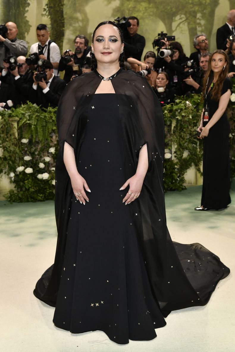 Lily Gladstone llega a la gala benéfica del Instituto del Vestido del Museo Metropolitano de Arte para celebrar la inauguración de la exposición Sleeping Beauties: Reawakening Fashion el lunes 6 de mayo de 2024, en Nueva York. (Foto Evan Agostini/Invision/AP)
