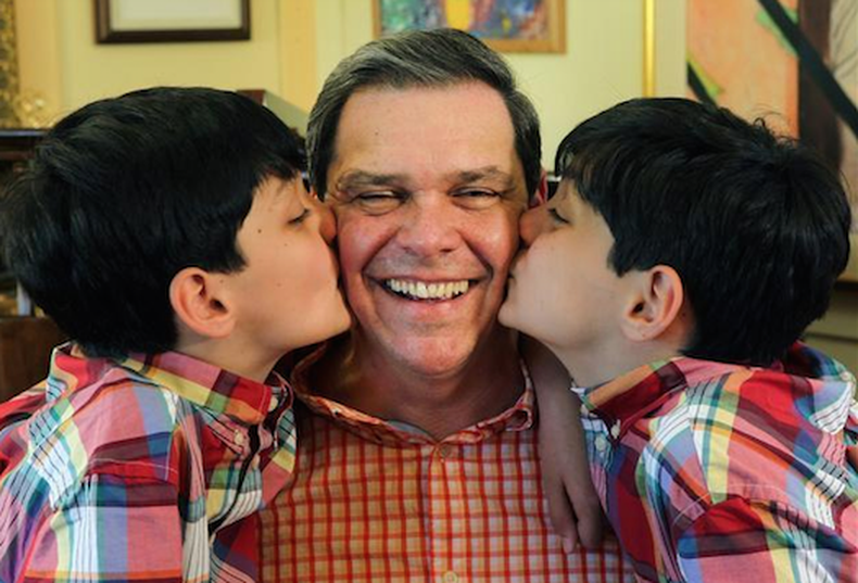 En una entrevista con el Nuevo Herald, Juan Manuel Cao con motivo del día del padre le contó a Arturo Arias-Polo como es su experiencia de se ser papá por partida doble.