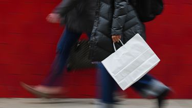 Una persona con una bolsa de compras en Filadelfia el 10 de diciembre del 2025. (AP foto/Matt Rourke)