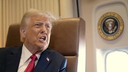 El presidente Donald Trump habla con los periodistas a bordo del Air Force One, donde firmó una proclama declarando el 9 de febrero el Día del Golfo de Estados Unidos, mientras viaja el domingo 9 de febrero de 2025 desde West Palm Beach, Florida, a Nueva Orleans. (AP Foto/Ben Curtis)