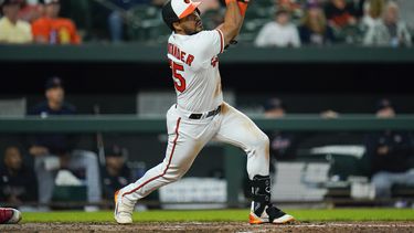 El venezolano Anthony Santander, de los Orioles de Baltimore, conecta un doble en el encuentro del martes 30 de mayo de 2023 ante los Guardianes de Cleveland (AP Foto/Julio Cortez)