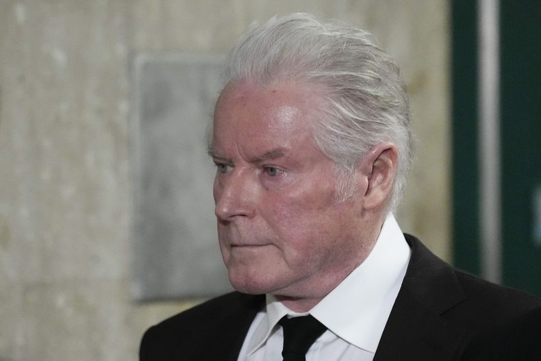 El músico Don Henley regresa a la corte en Nueva York tras un receso el martes 27 de febrero de 2024. Henley, exintegrante de la banda Eagles, había acusado a tres hombres de retener e intentar vender hojas supuestamente robadas con la letra escrita a mano de Hotel California y otros éxitos de la banda. El 6 de marzo fiscales de Nueva York retiraron los cargos en el caso. (Foto AP/Seth Wenig)