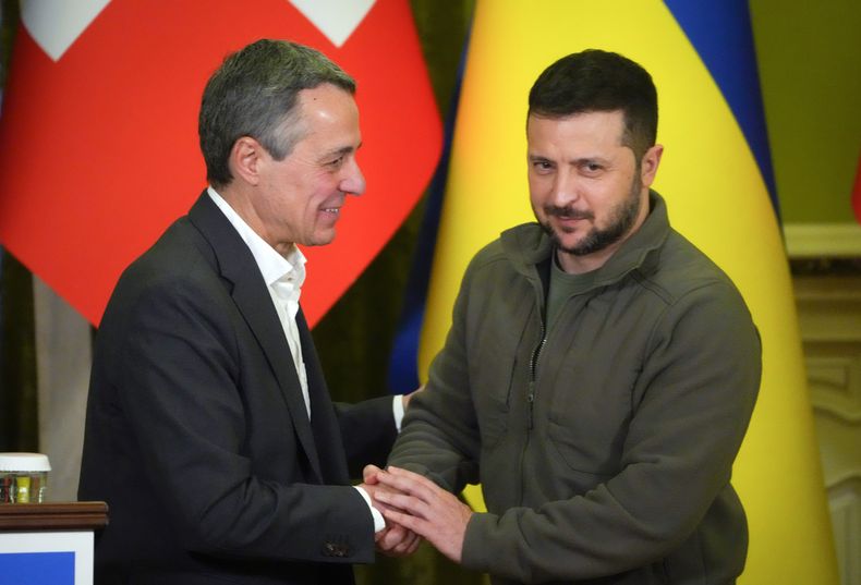 El presidente ucraniano Volodymyr Zelenskyy le da la mano al presidente suizo Ignazio Cassis en Kiev, Ucrania, el 20 de octubre de 2022. (Foto AP/Efrem Lukatsky, Archivo)