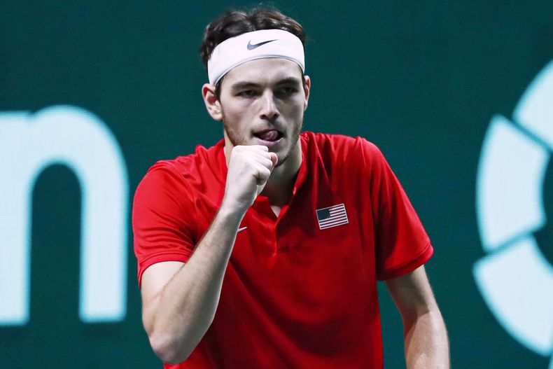ARCHIVO - Taylor Fritz, de Estados Unidos, celebra después de derrotar a Lorenzo Musetti, de Italia, durante los cuartos de final de la Copa Davis entre Italia y Estados Unidos, en Málaga, España, el jueves 24 de noviembre de 2022. Fritz es el mejor clasificado del equipo de Estados Unidos que jugará contra Ucrania el 1-2 de febrero, en partidos de la Copa Davis que se jugarán en Lituania. (AP Foto/Joan Monfort, Archivo)