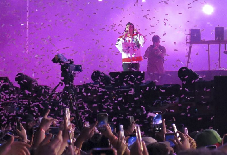 El cantante mexicano Emilio de la Rosa de la banda Latin Mafia durante su concierto en el Coca-Cola Flow Fest en la Ciudad de México, el sábado 25 de noviembre de 2023. (Foto AP/Berenice Bautista)