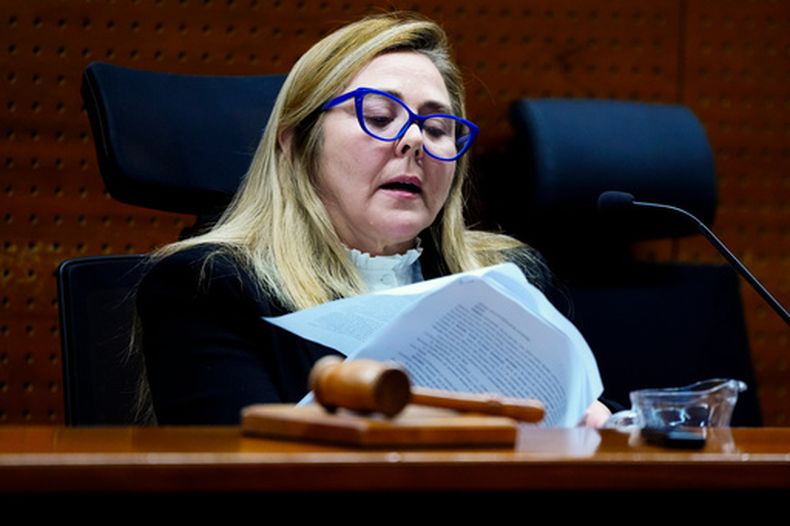 La jueza Gloria Canales dicta sentencia durante el juicio de Maickel Villegas, un presunto miembro de la pandilla del Tren de Aragua acusado de secuestrar y asesinar al exteniente del ejército venezolano Ronald Ojeda, el jueves 15 de octubre de 2026, en Santiago. (AP Foto/Esteban Félix)