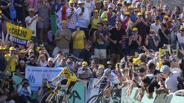 Jonas Vingegaard (amarillo) y Tadej Pogacar rumbo a la meta de la 15ta etapa del Tour de Francia, el domingo 16 de julio de 2023, en Saint-Gervais Mont-Blanc. (AP Foto/Thibault Camus)