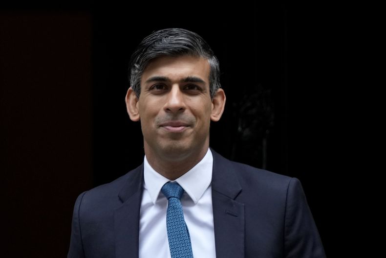 El primer ministro británico Rishi Sunak sale de su oficina en 10 Downing Street para asistir a la sesión semanal del Parlamento, Londres, miércoles 19 de julio de 2023. (AP Foto/Frank Augstein)