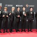 ARCHIVO - El cantante surcoreano Taeil, (derecha) posa con sus compañeros del grupo de K-pop NCT 127 en un evento en Paju, Corea del Sur, el sábado 11 de diciembre de 2021. (AP Foto/Lee Jin-man, Archivo)