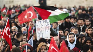 Gente se manifiesta en solidaridad con los palestinos durante la guerra en Gaza, en Estambul, Turquía, el miércoles 1 de enero de 2025. (Berkman Ulutin/DIA Photo via AP)