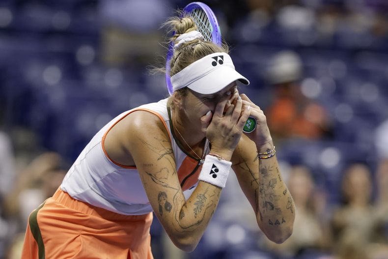 Marketa Vondrousova, de República Checa, reacciona después de vencer a Elena Rybakina, de Kazajstán, durante la cuarta ronda del torneo de tenis US Open, el domingo 31 de agosto de 2025, en Nueva York. (AP Foto/Adam Hunger)