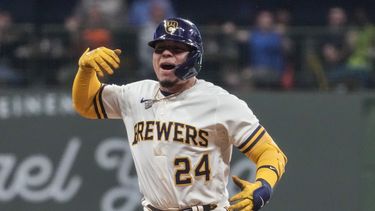 El venezolano William Contreras, de los Cerveceros de Milwaukee, festeja tras conectar un doble ante los Diamondbacks de Arizona, el martes 20 de junio de 2023 (AP Foto/Morry Gash)
