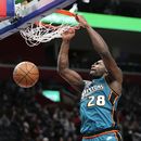 ARCHIVO- El pívot de los Pistons de Detroit, Isaiah Stewart (28), clava el balón en un partido de baloncesto en contra de los Suns de Phoenix en la segunda mitad, el 4 de febrero de 2023, en Detroit. Los Pistons y Stewart acordaron una extensión de cuatro años y 64 millones de dólares, de acuerdo con una persona con conocimiento de la negociación, el lunes 10 de julio de 2023. (AP Foto/Paul Sancya, Archivo)