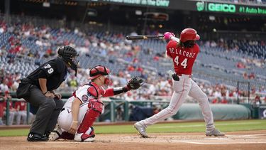 El dominicano de los Rojos de Cincinnati Elly De La Cruz pega un sencillo en el segundo episodio frente al catcher de los Nacionales de Washington Riley Adams y el umpire Manny Gonzalez el jueves 6 de julio del 2023. (AP Foto/Patrick Semansky)