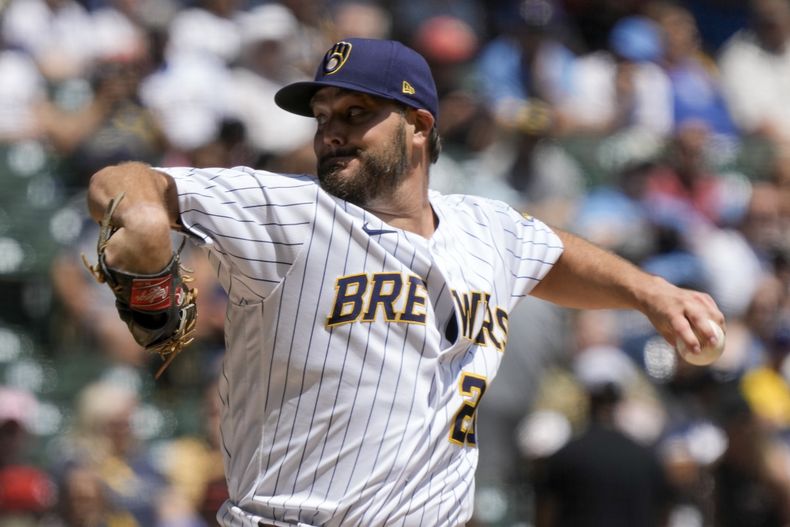 Wade Miley de los Cerveceros de Milwaukee lanza ante los Rojos de Cincinnati, el domingo 9 de julio de 2023, en Milwaukee. (AP Foto/Morry Gash)