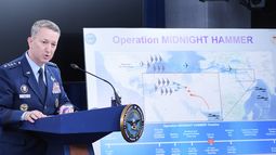 El presidente del Estado Mayor Conjunto, el general Dan Caine, habla en una conferencia de prensa en el Pentágono, Washington, el domingo 22 de junio, después de que el Ejército atacara tres sitios en Irán, uniéndose directamente al esfuerzo israelí para destruir el programa nuclear del país. (AP Foto/Alex Brandon)