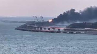 ¿por que es tan importante el puente que une a rusia con crimea y que fue atacado este lunes?