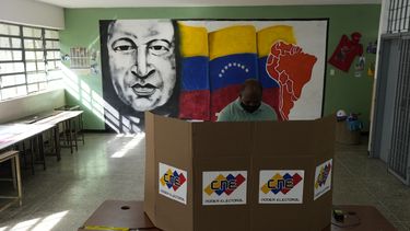 Venezolanos acuden a votar bajo el escrutinio internacional