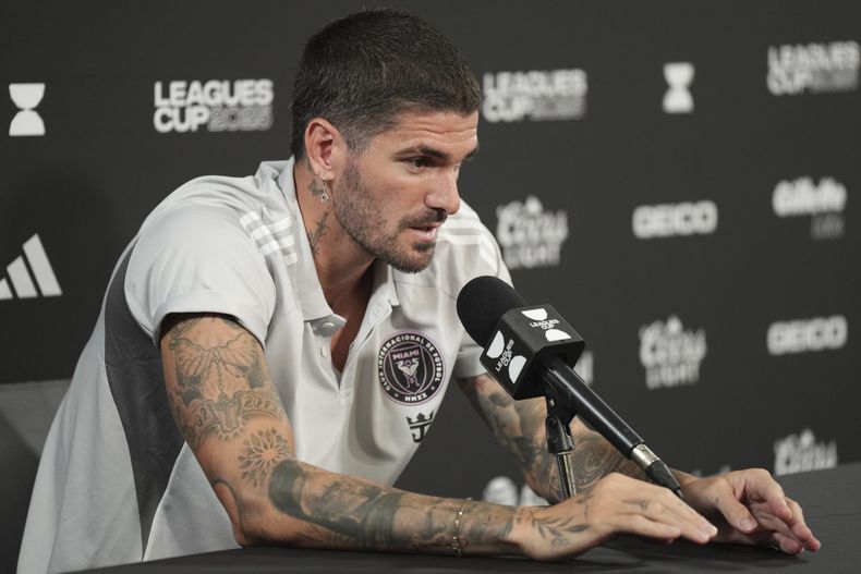Rodrigo De Paul, el fichaje más reciente del Inter Miami, se dirige a los medios durante una conferencia de prensa de fútbol de la MLS, el viernes 1 de agosto de 2025 en Fort Lauderdale, Florida. (AP Photo/Jim Rassol)