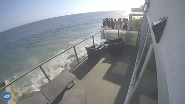 video: un balcon abarrotado de gente colapsa sobre una playa rocosa y deja varios heridos en malibu