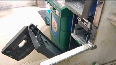 roban una caja registradora y  un cajero automatico en el pequeno haiti