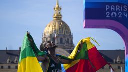 El etíope Tamirat Tola celebra tras ganar el maratón masculino de los Juegos Olímpicos de París, el sábado 10 de agosto de 2024. (AP Foto/Dar Yasin)