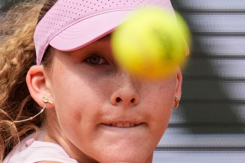 Mirra Andreeva devuelve ante Marta Kostyuk durante su semifinal de Roland Garros, el jueves 4 de junio de 2026, en París. (AP Foto/Christophe Ena)