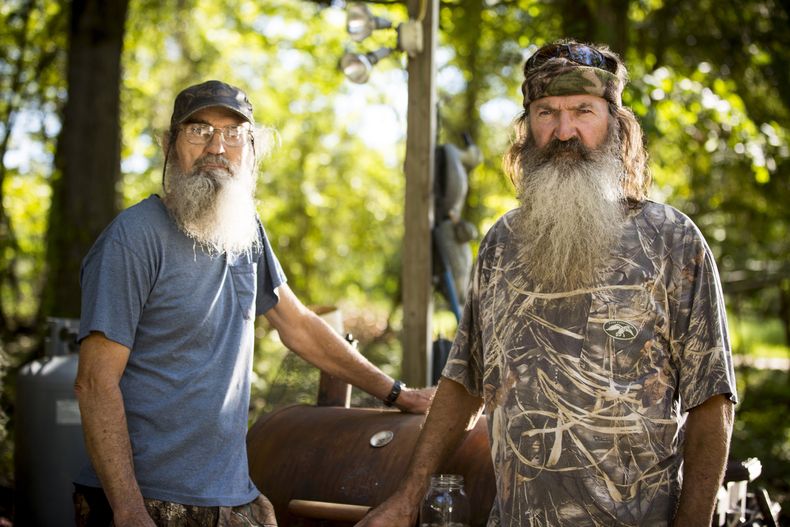 Una foto difundida por el canal A&E muestra a los hermanos Silas "Uncle Si" Robertson, izquierda, y Phil Robertson de la popular serie de TV "Duck Dynasty". Phil Robertson fue suspendido por hacer declaraciones disparatadas sobre l