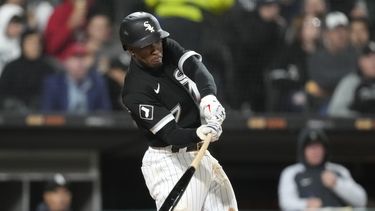Tim Anderson, de los Medias Blancas de Chicago, conecta un sencillo productor al relevista de los Guardianes de Cleveland, Eli Morgan, durante la sexta entrada del partido en Chicago, el miércoles 17 de mayo de 2023. (AP Foto/Charles Rex Arbogast)