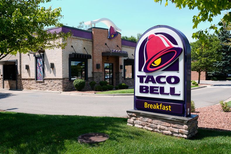En la imagen se ve un restaurante de comida rápida Taco Bell el martes 14 de julio de 2026, en Taylor, Michigan. (AP Foto/Paul Sancya)