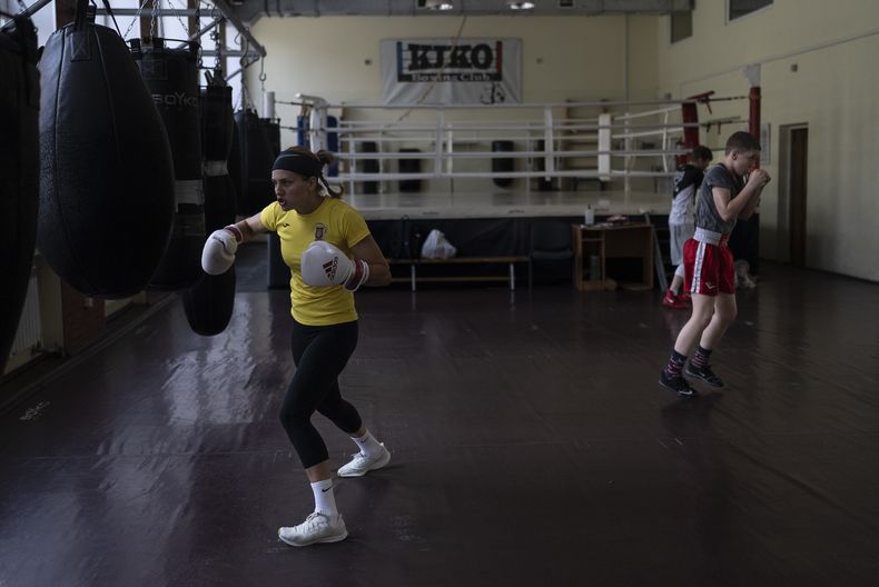 La boxeadora ucraniana Anna Lysenko se entrena en el Kiko Boxing Club de Kiev, Ucrania, el jueves 6 de julio de 2023 (AP Foto/Jae C. Hong)