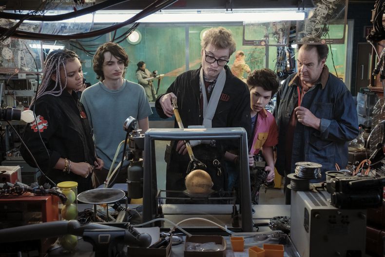 En esta imagen proporcionada por Columbia Pictures, de izquierda a derecha, Celeste OConnor, Finn Wolfhard, James Acaster, Logan Kim y Dan Aykroyd en una escena de Ghostbusters: Frozen Empire. (Jaap Buitendijk/Columbia Pictures/Sony vía AP)