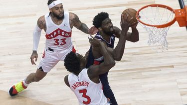 Con triple de Embiid en prórroga, 76ers superan a Raptors