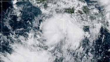 Esta imagen satelital de la Oficina Nacional de Administración Oceánica y Atmosférica de EEUU muestra a la tormenta tropical Simón en el océano Pacífico, frente a la costa suroeste de México, el miércoles 7 de octubre de 2026. (Oficina Nacional de Administración Oceánica y Atmosférica vía AP)