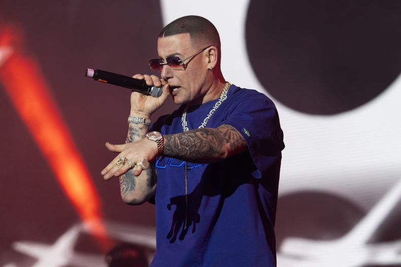 El rapero puertorriqueño Cosculluela durante su concierto en el Coca-Cola Flow Fest de la Ciudad de México el domingo 26 de noviembre de 2023. (Foto AP/Alejandro Godínez)