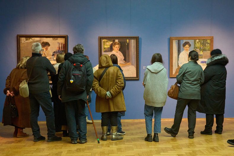 Visitantes del Museo Nacional de Arte de Ucrania se abrigan debido a los cortes de electricidad causados por ataques aéreos rusos contra la red eléctrica del país durante el invierno, en Kiev, Ucrania, el 6 de febrero de 2026. (AP Foto/Efrem Lukatsky)