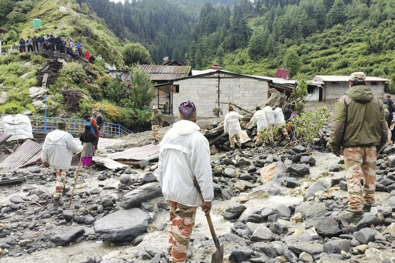Efectivos de la policía fronteriza indotibetana retiran escombros y buscan sobrevivientes tras una inundación repentina que arrastró muchas viviendas y edificios, en Dharali, una localidad de montaña del Himalaya ubicada en el distrito de Uttarkashi, en el estado de Uttarakhand, India, el 6 de agosto de 2025. (Policía Fronteriza Indotibetana vía via AP)