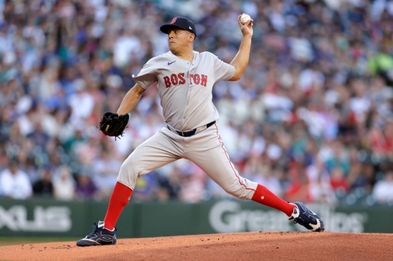 El lanzador abridor de los Medias Rojas de Boston, Ranger Suárez, lanza contra los Marineros de Seattle durante la primera entrada de un partido de béisbol, el viernes 19 de junio de 2026, en Seattle. (Foto AP/John Froschauer)