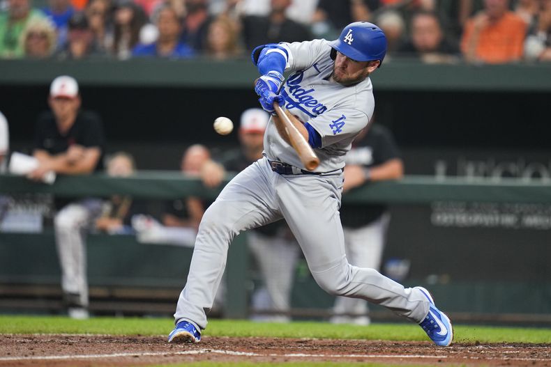 Max Muncy de los Dodgers de Los Ángeles batea en la cuarta entrada del encuentro ante los Orioles de Baltimore el lunes 17 de julio del 2023. (AP Foto/Julio Cortez)