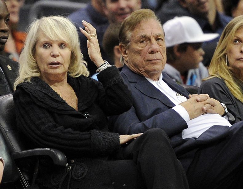 En esta imagen de archivo del 12 de noviembre de 2010, Donald T. Sterling, due&ntilde;o de los Clippers de Los &Aacute;ngeles, observa un juego de su equipo ante los Pistons de Detroit al lado de su esposa, Rochelle (Foto AP/Mark J. Terrill, Archivo)