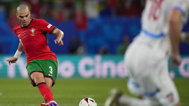 El zaguero portugués Pepe patea el balón durante el partido contra la República Checa, el martes 18 de junio de 2023, en Leipzig, Alemania. (AP Foto/Petr Josek)