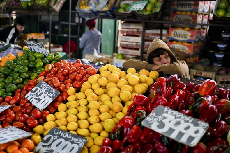 ARCHIVO - Un vendedor espera clientes en el mercado central de frutas y verduras en Buenos Aires, Argentina, el 10 de mayo de 2024. (AP Foto/Natacha Pisarenko, Archivo)