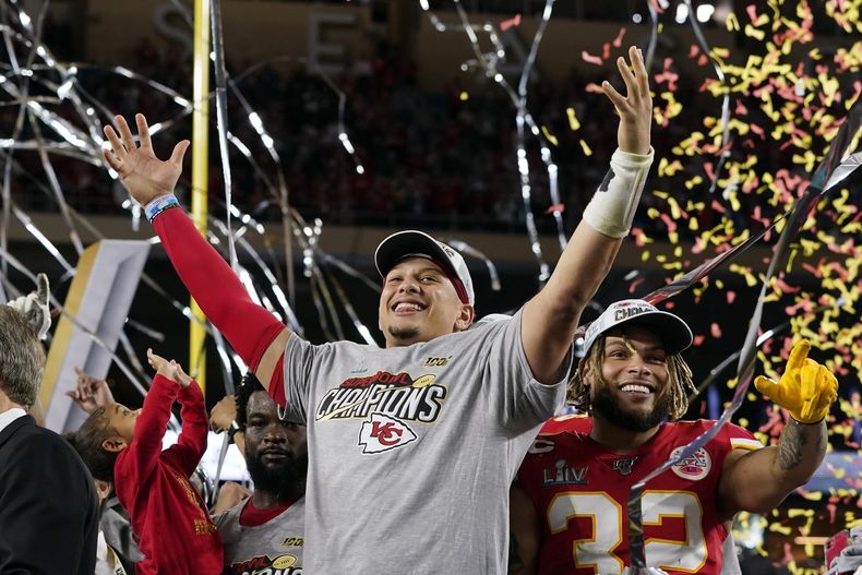 ARCHIVO - En esta foto del 2 de febrero de 2020, Patrick Mahomes, de los Chiefs de Kansas City, festeja la victoria en el Super Bowl ante los 49ers de San Francisco (AP Foto/David J. Phillip, archivo)