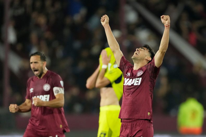 Gonzalo Pérez, de Lanús de Argentina, celebra la victoria en la vuelta de las semifinales de la Copa Sudamericana ante Universidad de Chile, el jueves 30 de octubre de 2025 (AP Foto/Gustavo Garello)