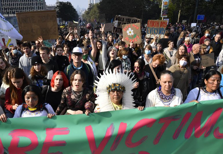 Miles marchan en Bruselas contra el cambio climático