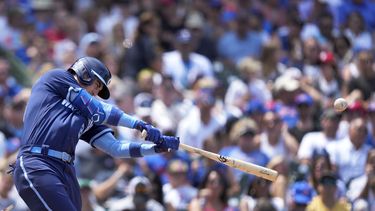 Cody Bellinger de los Cachorros de Chicago batea un jonrón de dos carreras frente al abridor de los Cardenales de San Luis Jack Flaherty en el encuentro del viernes 21 de julio del 2023. (AP Foto/Charles Rex Arbogast)