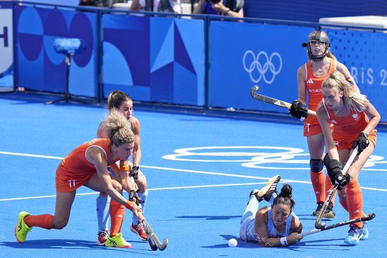 María Granatto de Argentina, en el centro, caen en el campo durante la semifinal de hockey sobre césped femenino de los Juegos Olímpicos ante Holanda en el estadio Yves-du-Manoir el miércoles 7 de agosto de 2024, en Colombes, Francia. (AP Foto/Aijaz Rahi)